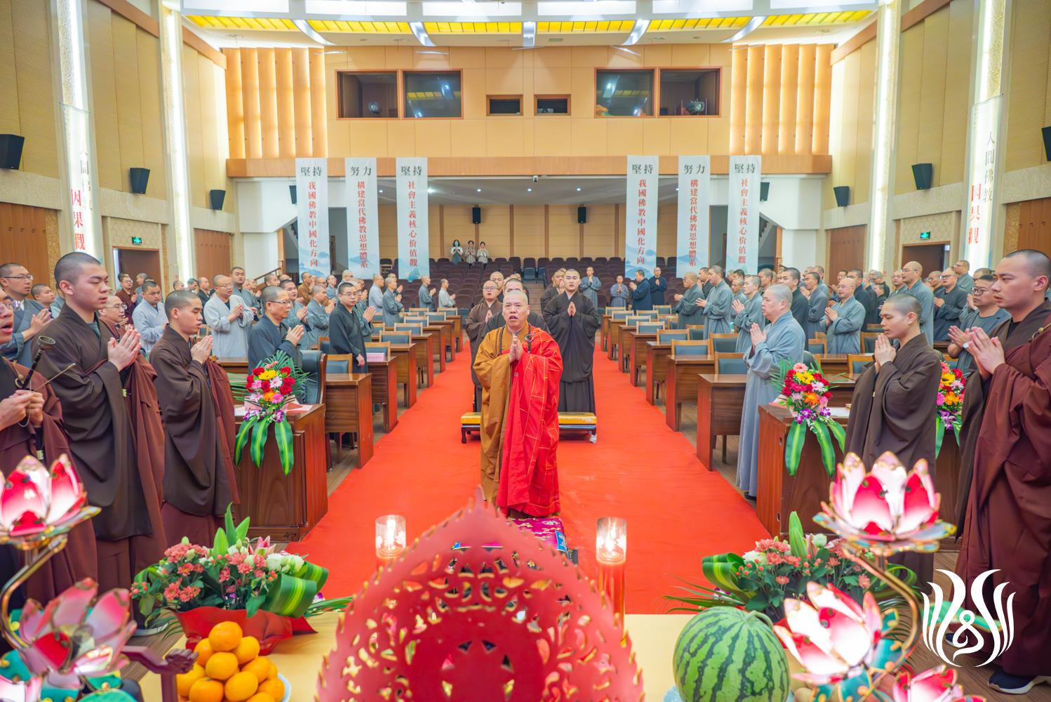 梵香礼赞焚香礼赞讲经交流正式开始前,界定法师,妙印法师带领本次讲经