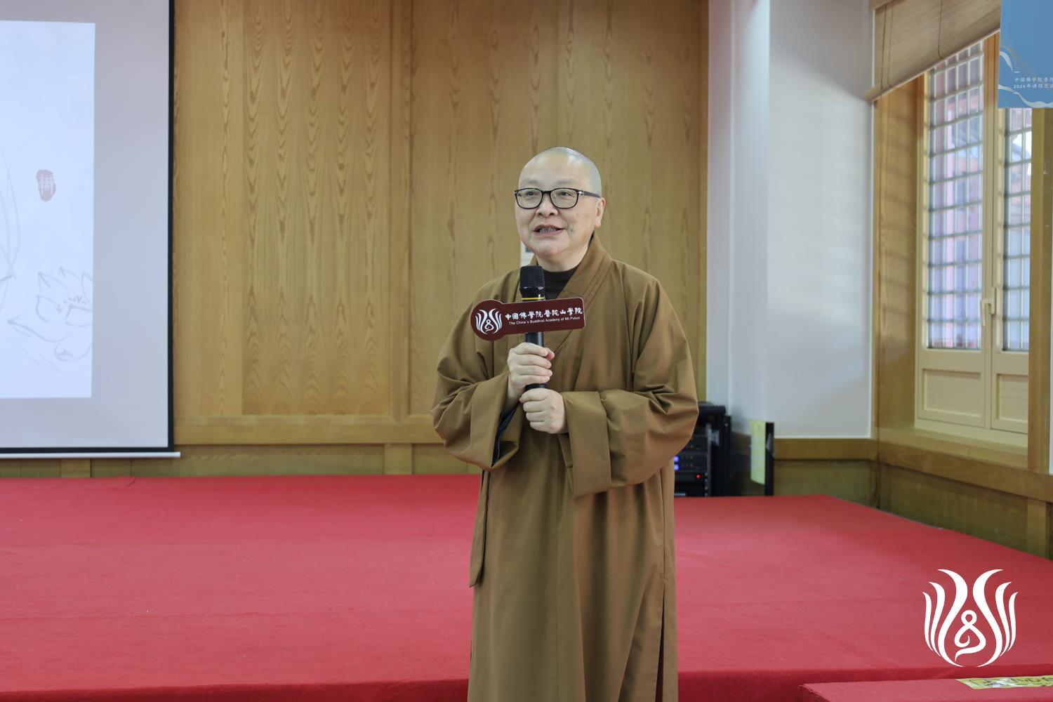 妙印法师女众赛区讲话能进法师总结讲话颁奖典礼结束后,能进法师作了