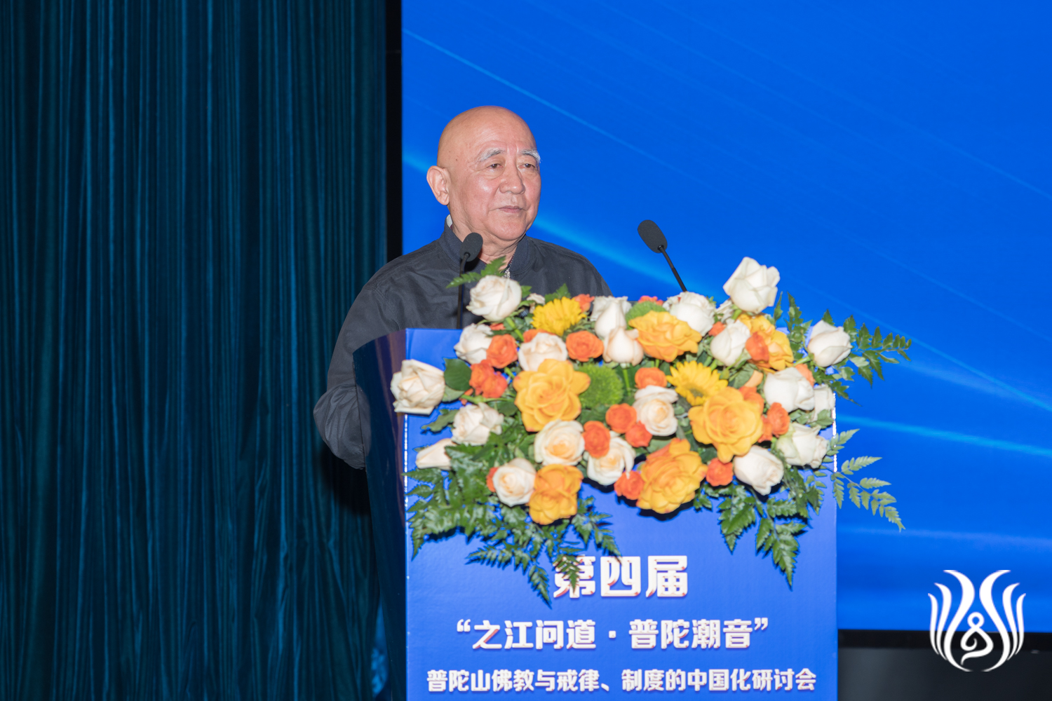 4-05张晓林老师主持闭幕式.jpg