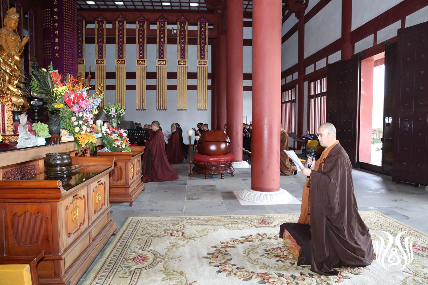 会闲法师领众发愿.jpg