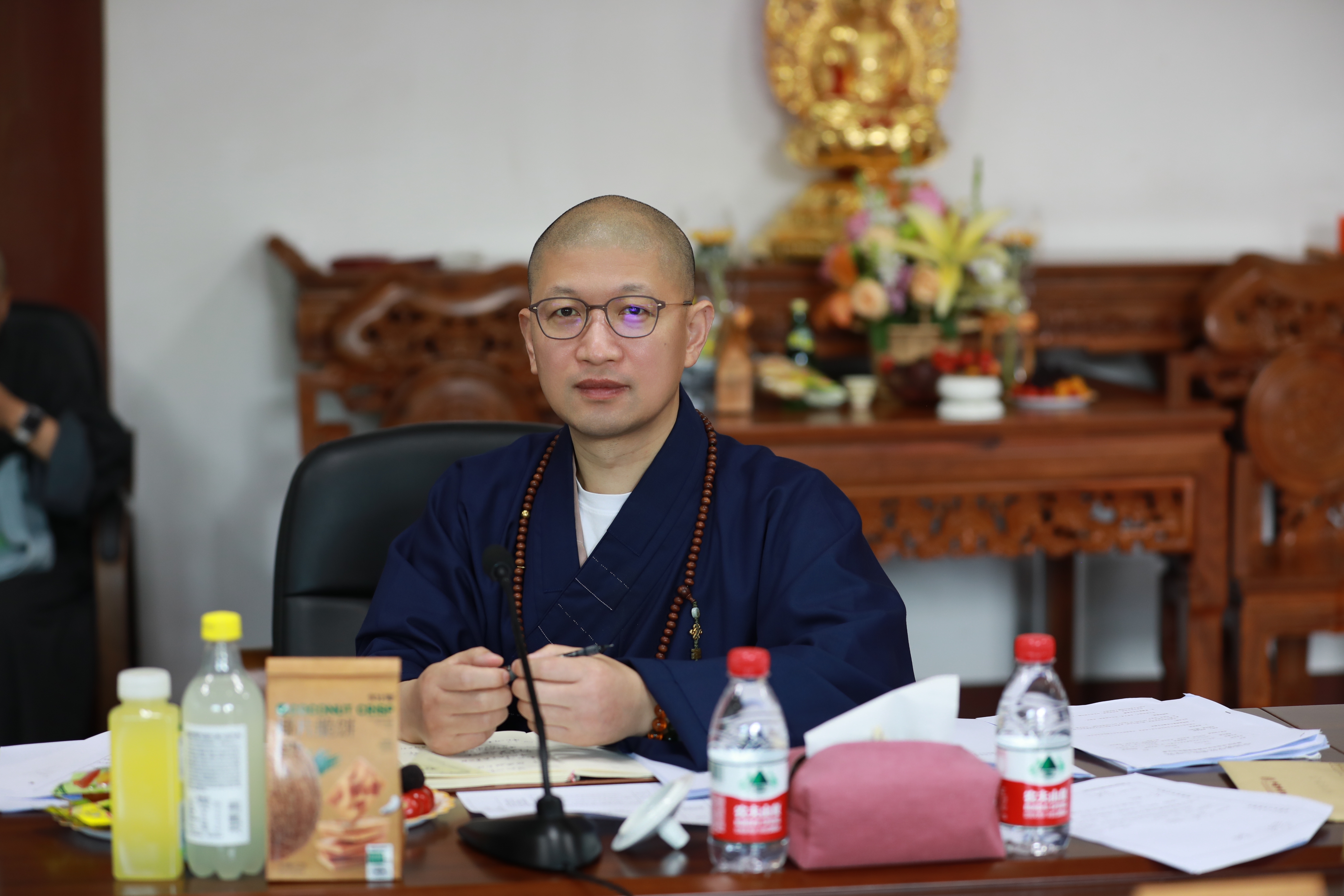 01会闲法师担任本次论文答辩组组长.jpg