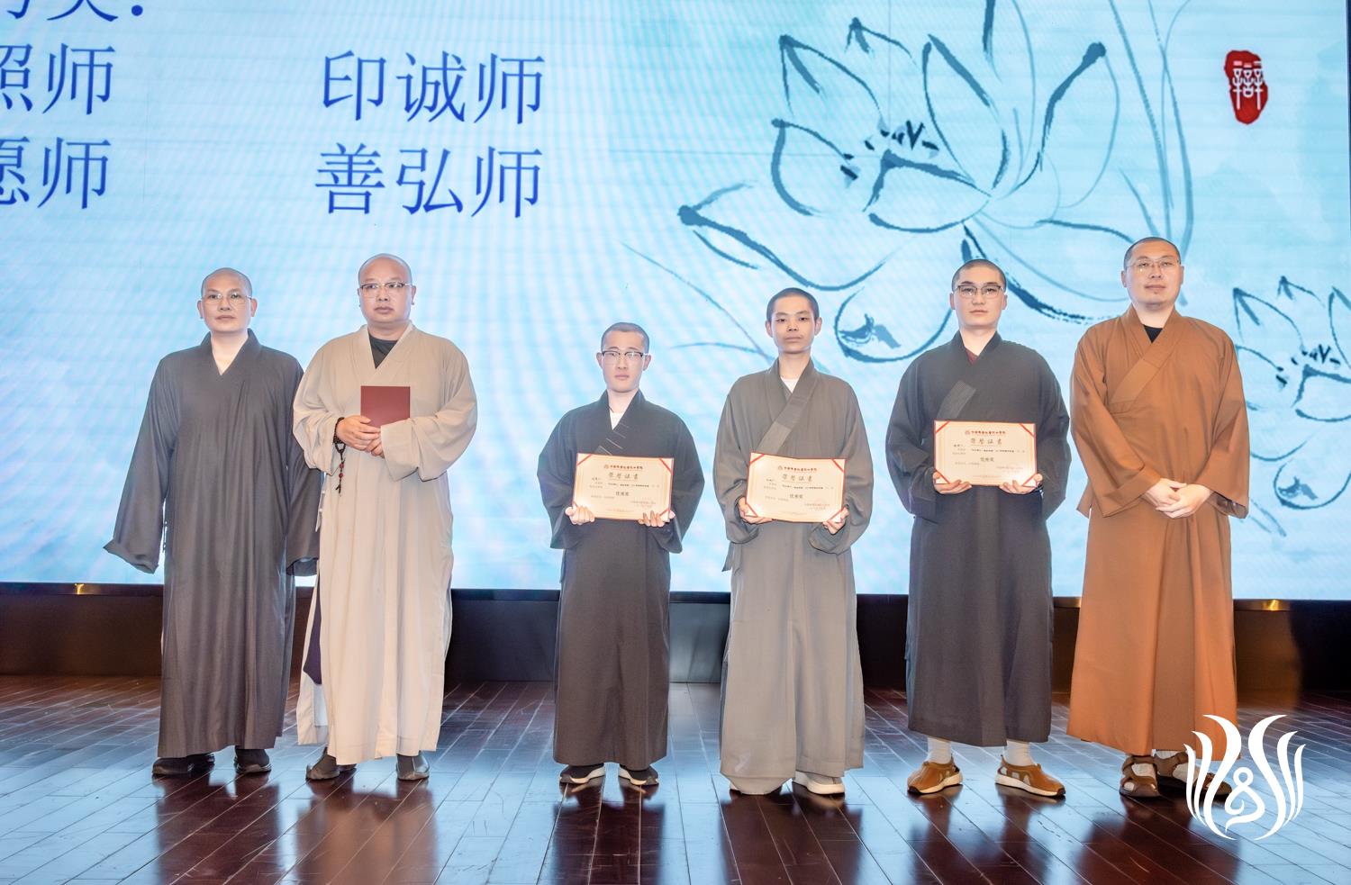 21星月法师、智瀚法师为男众优秀奖获得者颁奖.jpg