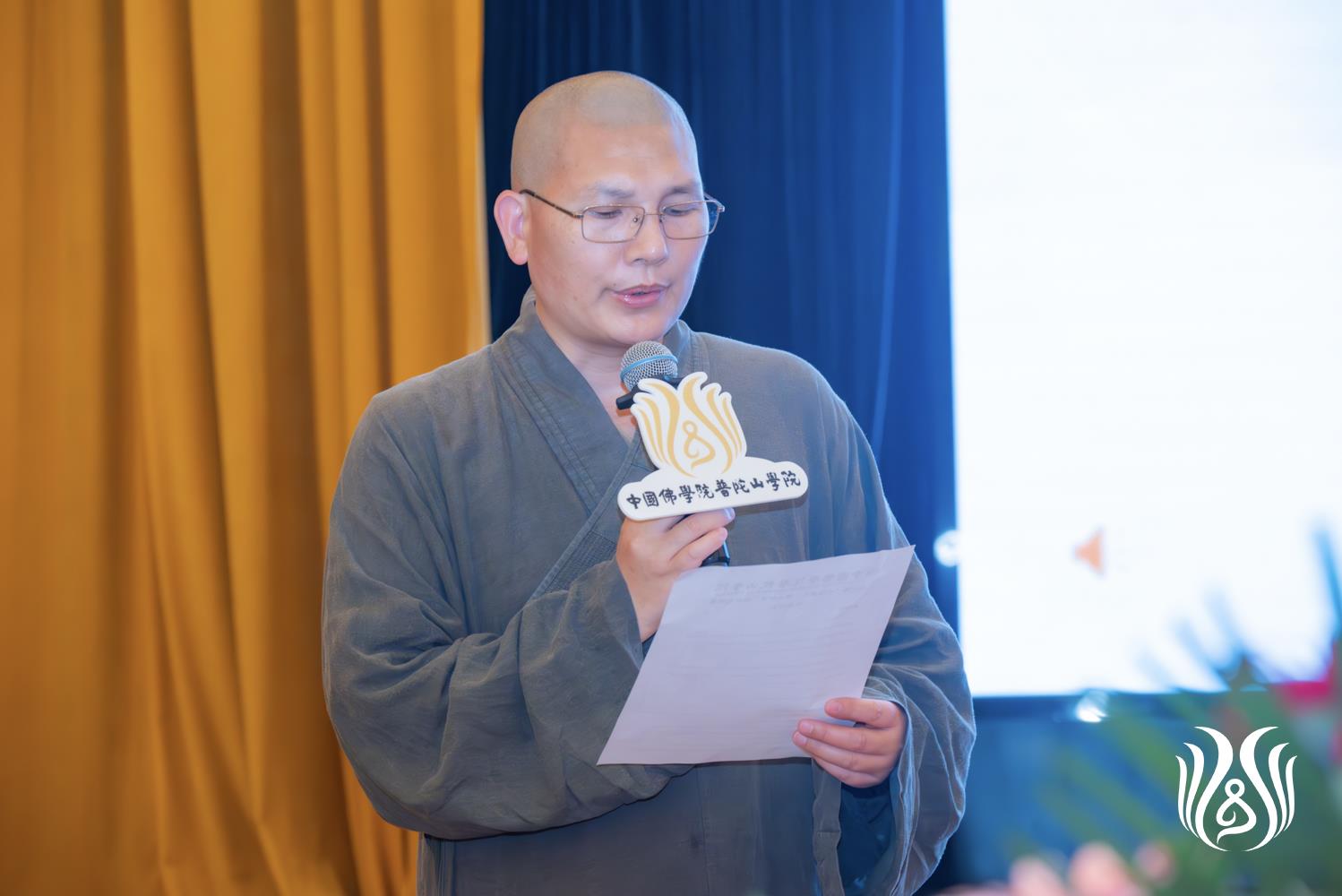 05星月法师宣读讲经交流赛的规则以及评分标准.jpg