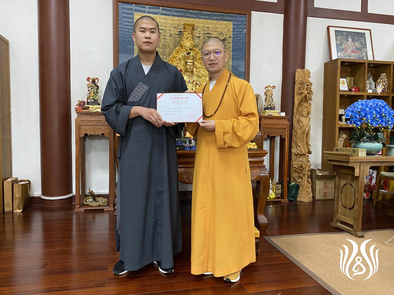 01会闲法师向门观同学颁发“诵法师”荣誉证书.jpg