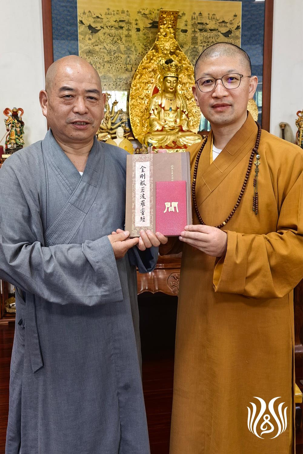 会闲法师向德容师颁发佛经背诵奖.jpg
