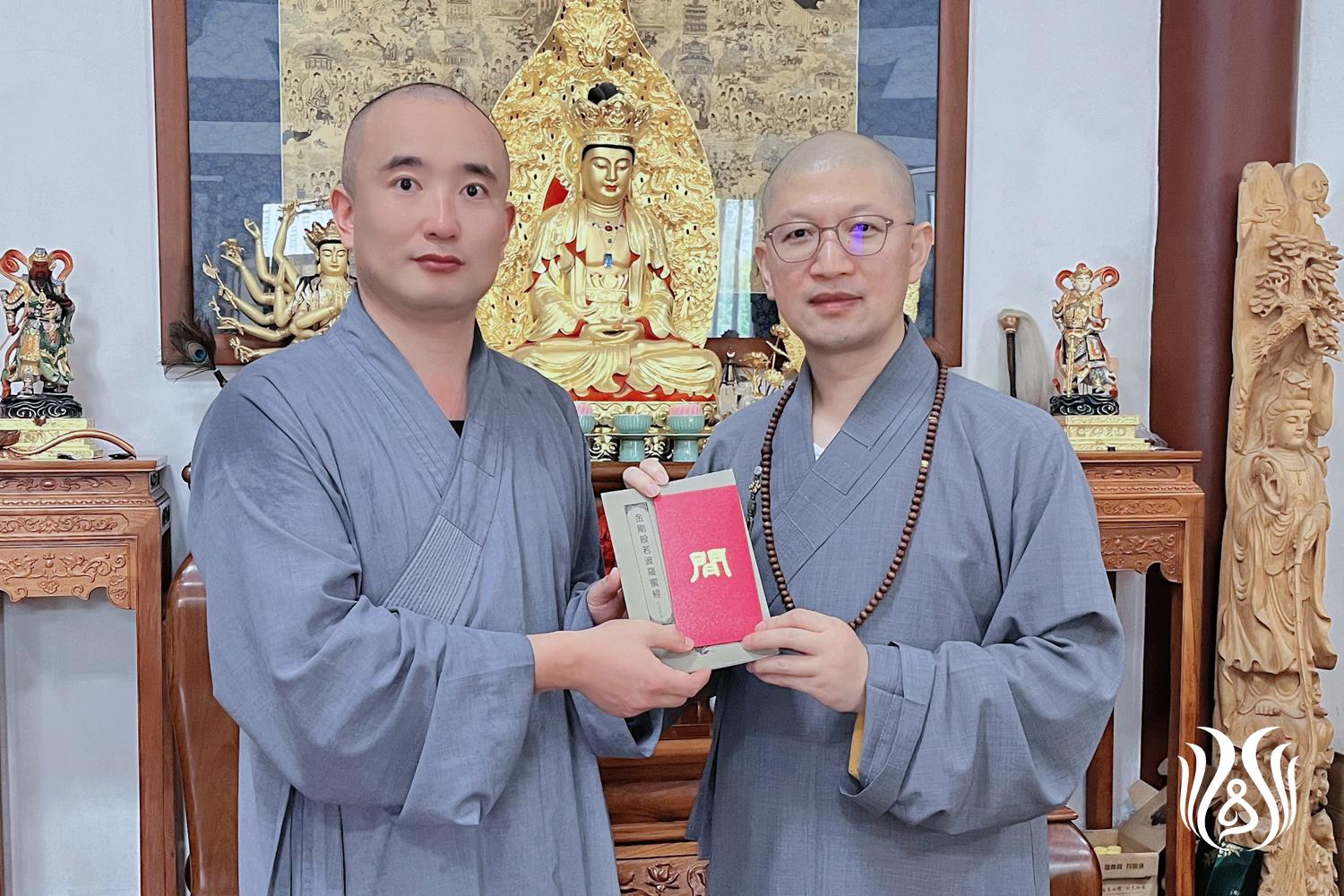 会闲法师向义殊师颁发佛经背诵奖.jpg