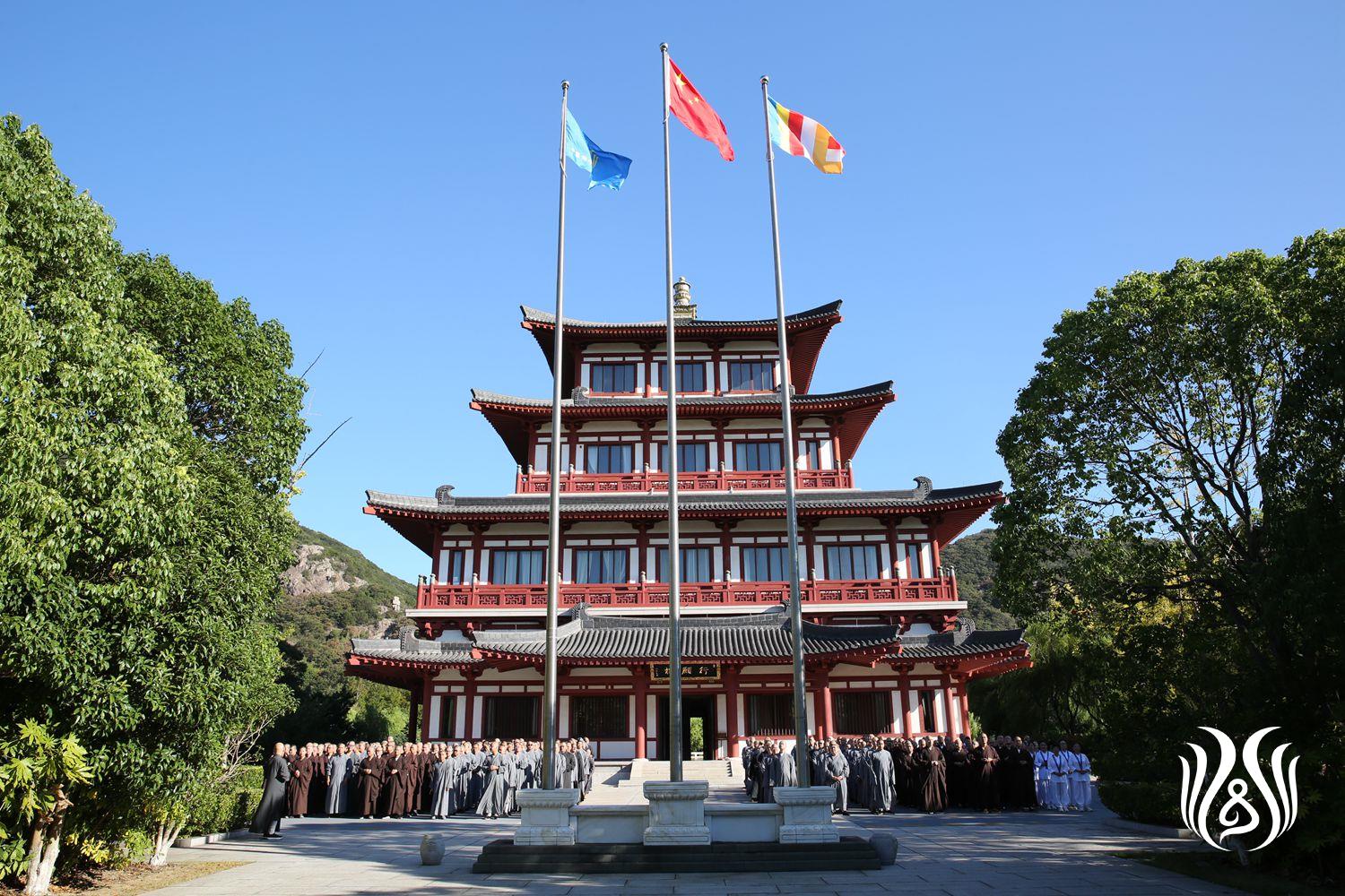 1中国佛学院普陀山学院举行新学期升旗仪式.jpg