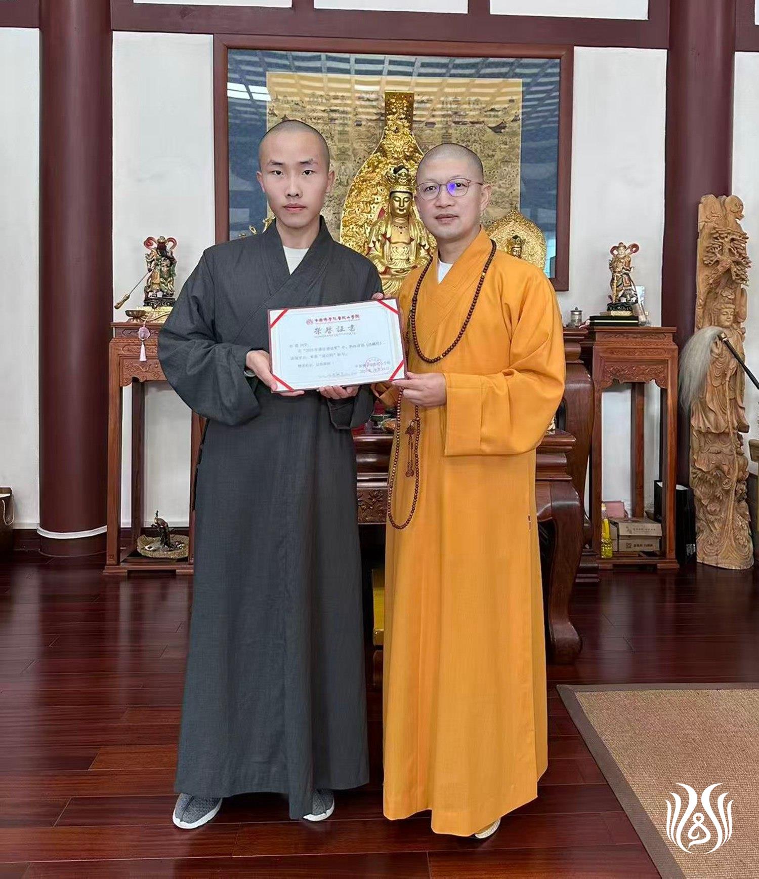 会闲法师为法愿师颁发“诵法师”荣誉证书.jpg