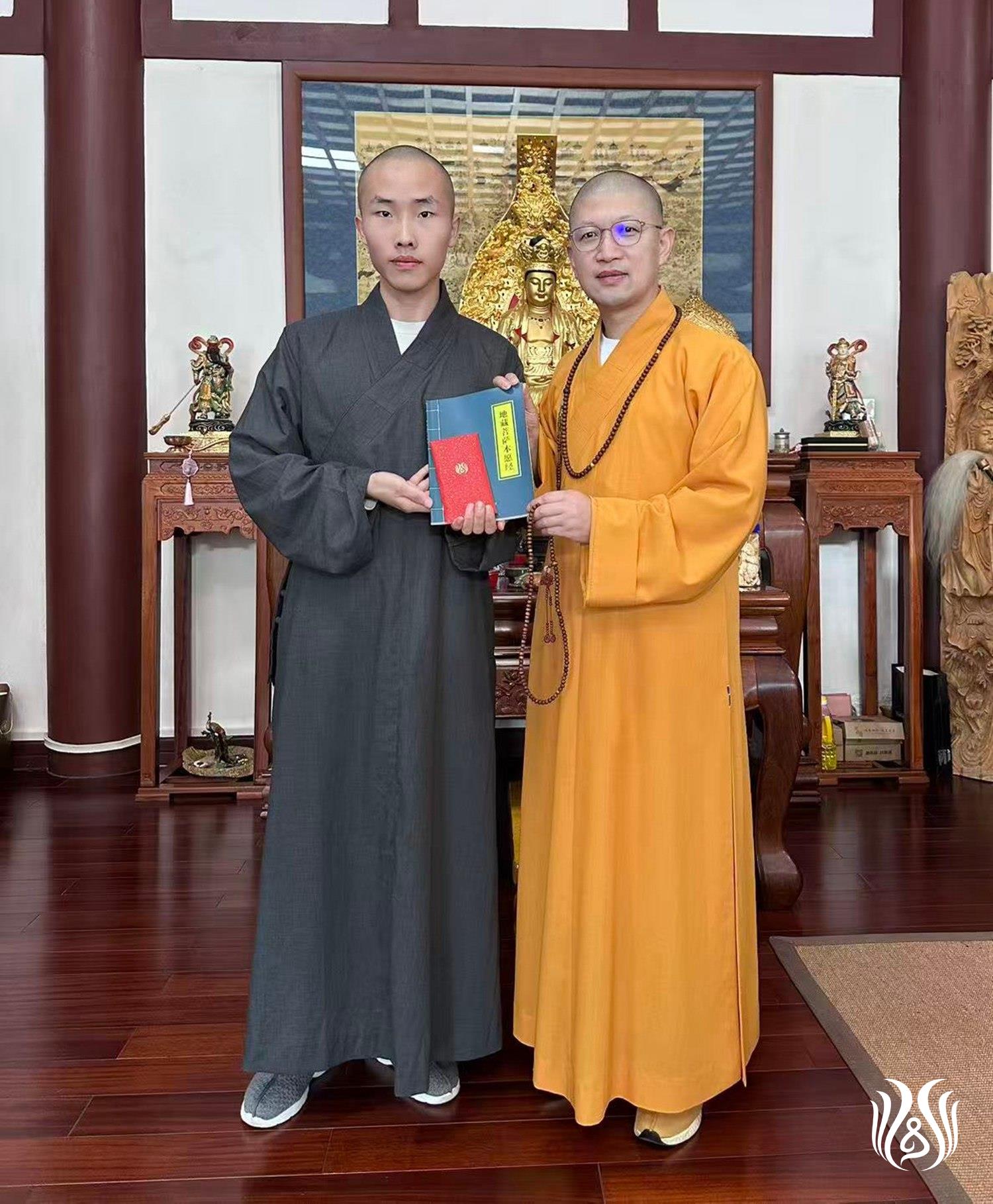 会闲法师为法愿师颁发“佛经背诵奖“.jpg
