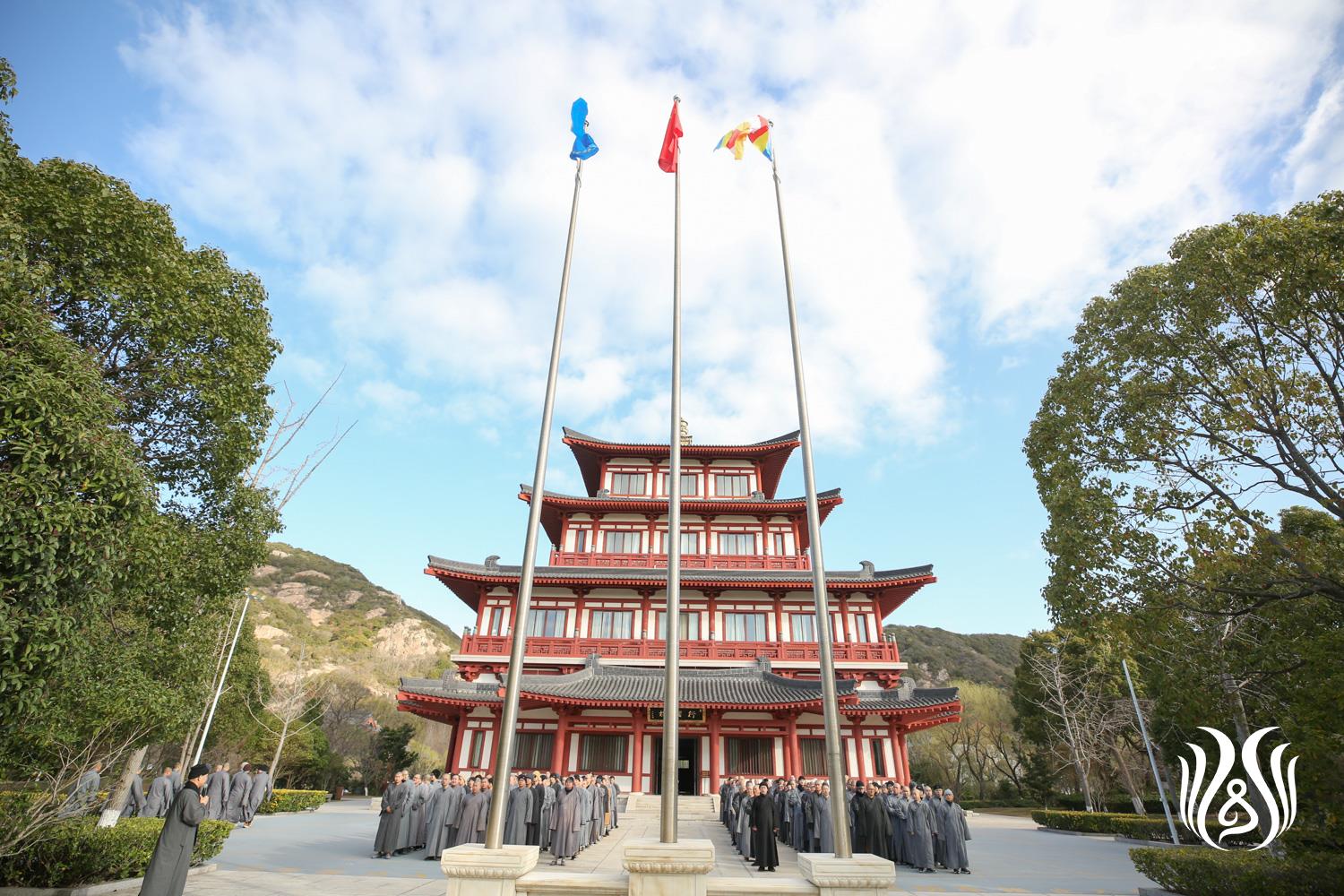 01中国佛学院普陀山学院举行新学期升旗仪式.jpg